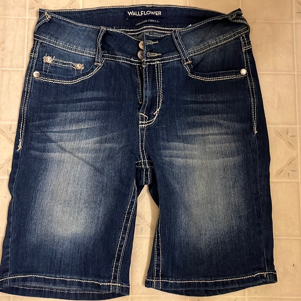 Mid length shorts and ankle length Levi’s